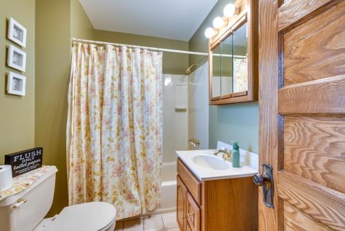 een badkamer met een wastafel en een douchegordijn bij Pennsylvania Abode Near Little League World Series in Williamsport