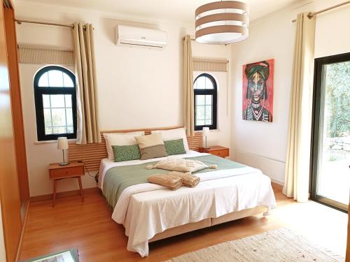 a bedroom with a bed and a painting on the wall at B&B Chambre 1 Vila Alegria ESTOI in Estói