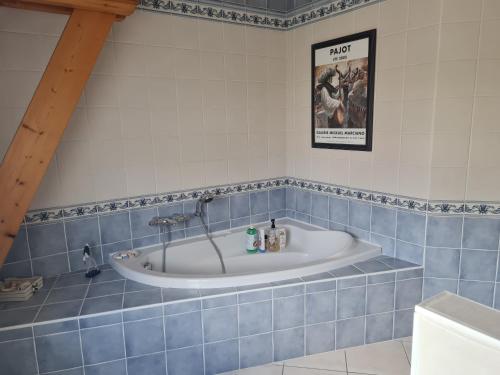 baño azul y blanco con bañera en Entre Loire et Vignobles, en Liré