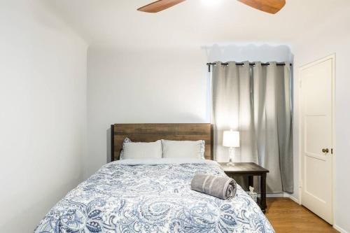 - une chambre avec un lit et une couette bleue et blanche dans l'établissement Cozy Apartment at the Central of Eagle Rock, à Los Angeles