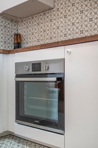 a kitchen with a stove top oven in a kitchen at Le Petit Riad in Vilvoorde