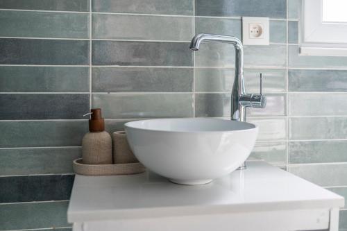 a bathroom with a bowl sink on a counter at Le Petit Riad in Vilvoorde