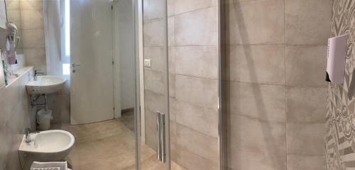 Ένα μπάνιο στο Hotel Laika