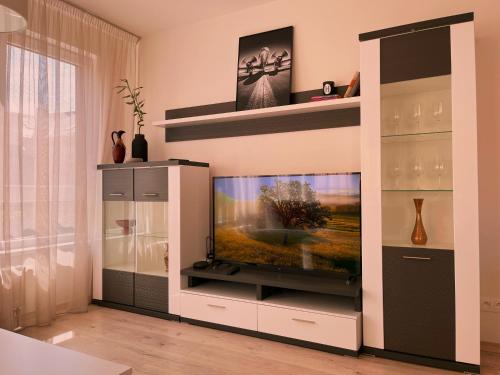 sala de estar con TV de pantalla plana en un centro de entretenimiento en Elegant Escape apartment I - City Centre en Bratislava