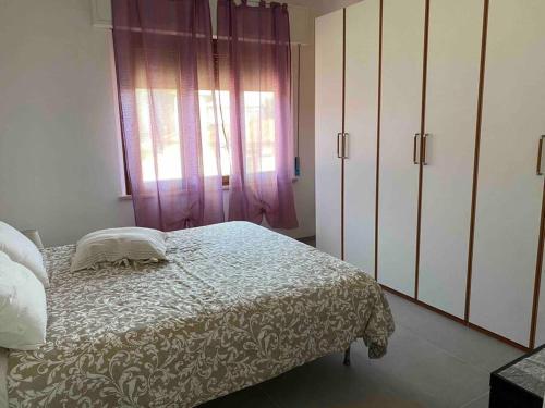 1 dormitorio con cama y ventana en Sopra la Posta, en Monteriggioni