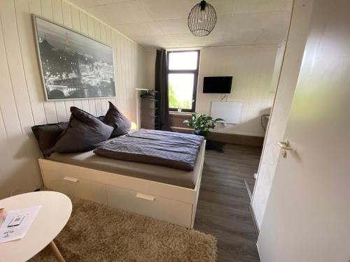 ケンペンにあるCosy Studio in Kempenのベッドとテーブル付きの小さな部屋