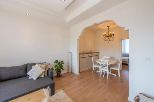 uma sala de estar com um sofá e uma mesa em Casa Sweet In em Vilvoorde