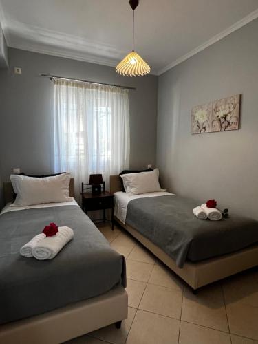 Anna's Apartments في نِكيانا: غرفة نوم بسريرين عليها مناشف
