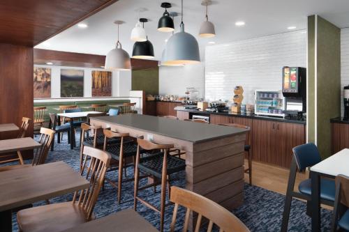 En restaurant eller et andet spisested på Fairfield Inn & Suites by Marriott Jacksonville