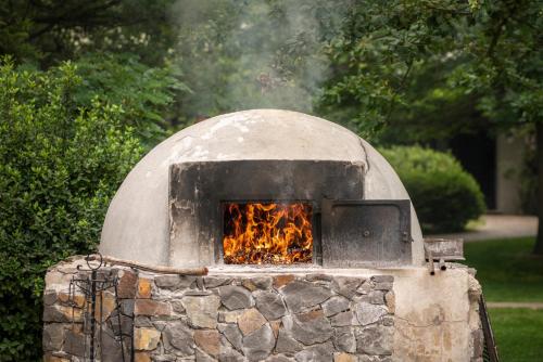 a stone oven with a fire inside of it at Posada Salentein in Los Árboles