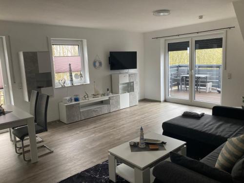 ein Wohnzimmer mit einem Sofa und einem Tisch in der Unterkunft Ferienhaus Smidt in Emden