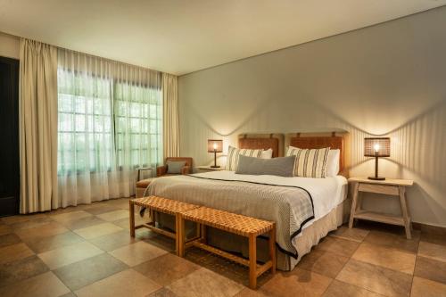 ein Schlafzimmer mit einem großen Bett und einem Fenster in der Unterkunft Posada Salentein in Los Árboles