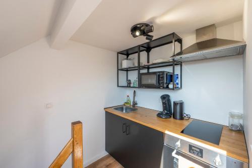 a small kitchen with a counter and a sink at M&F Sweet In Black in Vilvoorde