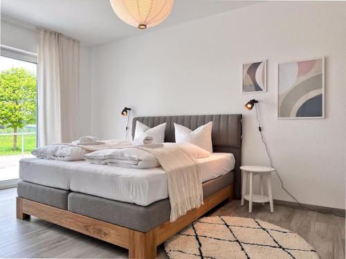 フィリンゲン・シュヴェニンゲンにあるAppartio-110 m2-6 Pers-KH Nähe-modern-luxuriösのベッドルーム1室(木枠の大型ベッド1台付)