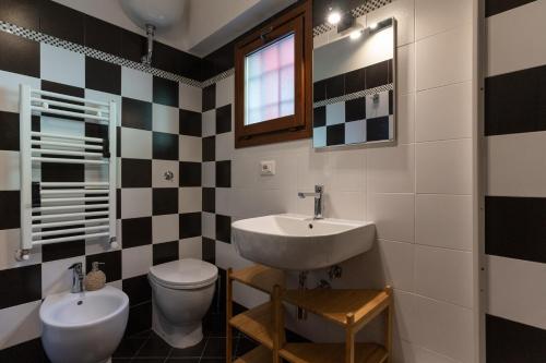 a bathroom with a sink and a toilet at Il giaggiolo in Reggello