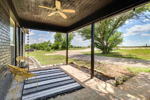 a screened in porch with a ceiling fan at Starlite Ranch 2 Acres with Views about 18 Mi to Waco in Lorena