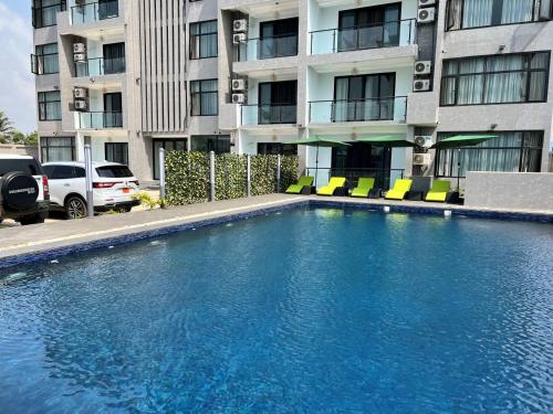 uma grande piscina em frente a um edifício em Lifestyle Luxury Hotel and Residence em Elwa