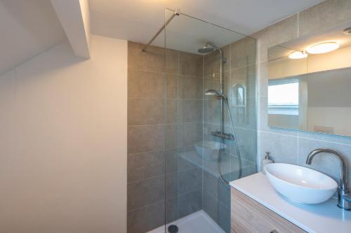 Un baño de M&F Sweet In Grey