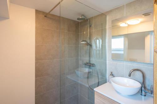 Un baño de M&F Sweet In Grey
