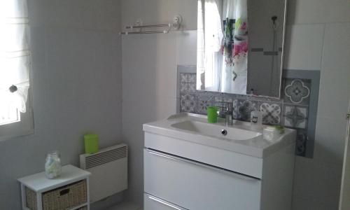 Salvagnac-Cajarc的住宿－Chez carpet，白色的浴室设有水槽和镜子