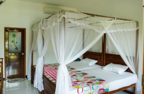 Una cama o camas en una habitación de Orchid Rest