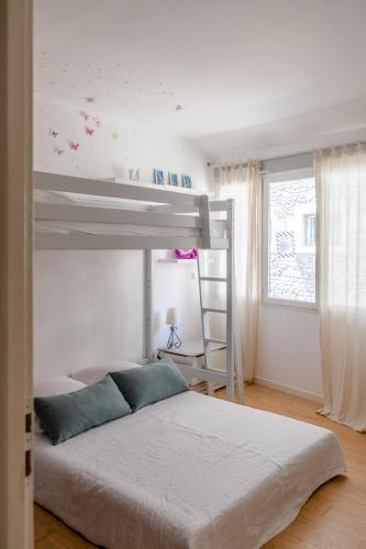 a bedroom with a bunk bed and a ladder at Avignon centre, Maison avec Piscine in Avignon