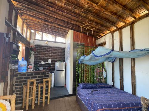 a bedroom with a bed and a kitchen in a room at Mancora Sunset House in Máncora