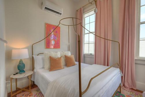 - une chambre avec un lit doté de draps blancs et d'oreillers orange dans l'établissement Sugar's INN Room #5, à Galveston