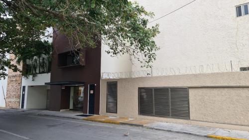 un edificio al lado de una calle en MODERN AND DELIGHTFUL 1BR APARTMENT LOCATED IN DOWNTOWN., en Playa del Carmen