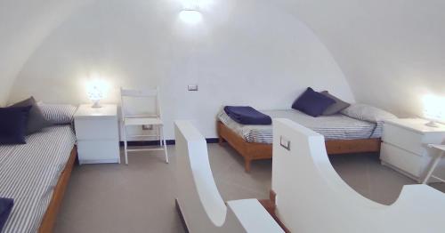 Kleines Zimmer mit 2 Betten und einem Schreibtisch. in der Unterkunft La Romantique in Anacapri