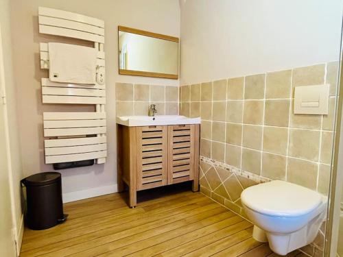 une salle de bain avec toilettes et lavabo dans l'établissement Villa dans écrin de verdure avec sa grande piscine, à Gattières