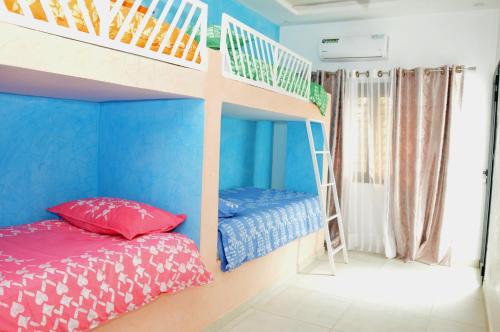 a bedroom with a bunk bed and a bunk bedded room at Keur Méry in Ngaparou