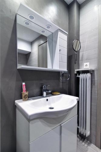 Best neighbourhood apartment in Athens near metro station & hospitals
