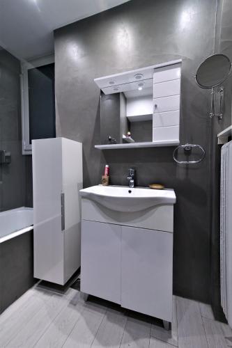 Best neighbourhood apartment in Athens near metro station & hospitals