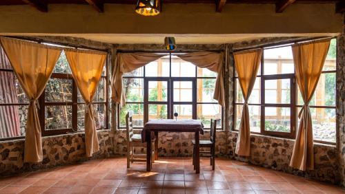 聖馬科斯拉拉古納的住宿－Eden Atitlan，窗户间里的桌椅