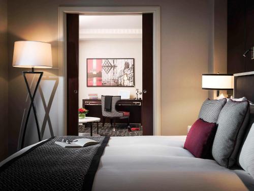 Tempat tidur dalam kamar di Sofitel Lafayette Square Washington DC