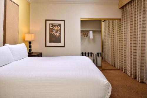 Postel nebo postele na pokoji v ubytování Best Western Corte Madera Inn