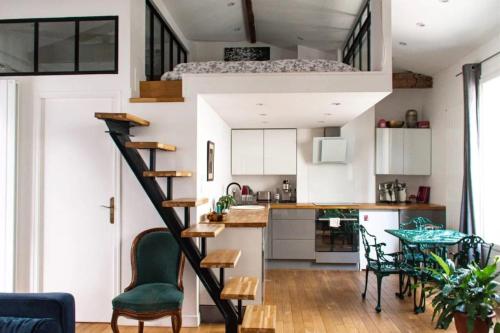 ein kleines Haus mit einem Hochbett und einer Küche in der Unterkunft Appartement type loft - 40m² Marais in Paris