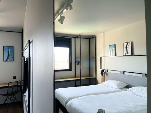 Postel nebo postele na pokoji v ubytování Ibis Lunel Petite Camargue