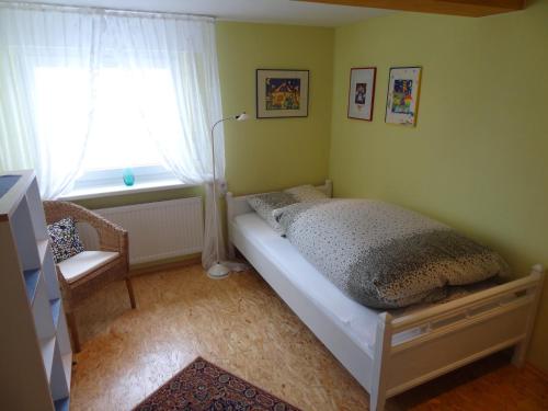niewielka sypialnia z łóżkiem i oknem w obiekcie Romantik Ferienhaus 1854 w mieście Elpe