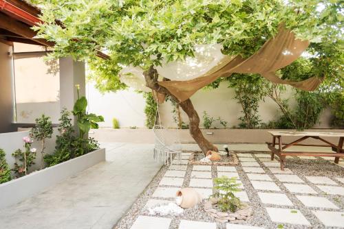 斯達林的住宿－The 50/50 Luxury Apartments，一个带树和桌子的庭院
