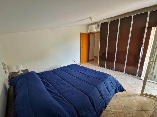 una camera con letto blu di PANORAMIC HOUSE -Santa Teresa di Riva- BANDIERA BLU a Santa Teresa di Riva