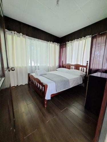 een slaapkamer met 2 bedden en een spiegel bij Hospedaje Finca Agroturistica Doña Rufa in Río Sereno