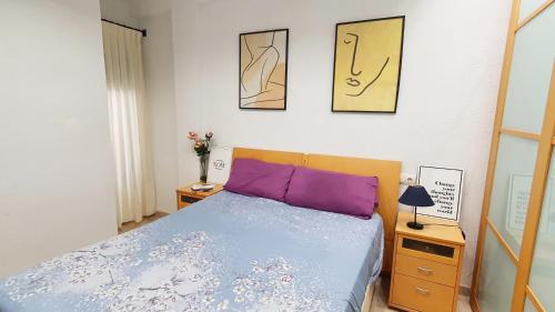 Playa de GandiaにあるROMA 7 - Alquiler solo Familiasのベッドルーム1室(ベッド1台付)が備わります。壁に3枚の写真が飾られています。