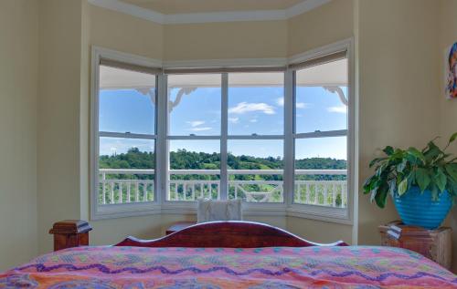 Bald KnobにあるBohemian Breezeのベッドルーム1室(ベッド1台、景色を望む窓付)