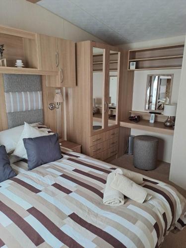 1 dormitorio con 1 cama grande con manta a rayas en Sunblast, en Cockwood