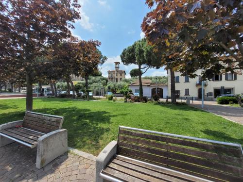Taman di luar Light on Lake Iseo
