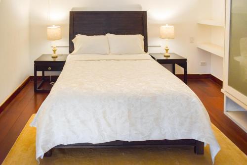 um quarto com uma cama grande e 2 mesas de cabeceira em Best location - Luxury and charming loft na Cidade do Panamá