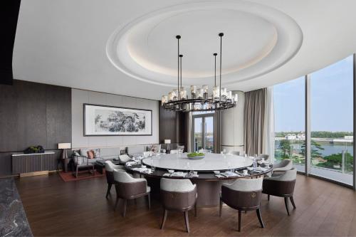 a dining room with a large table and chairs at Sheraton Rizhao Hotel in Rizhao
