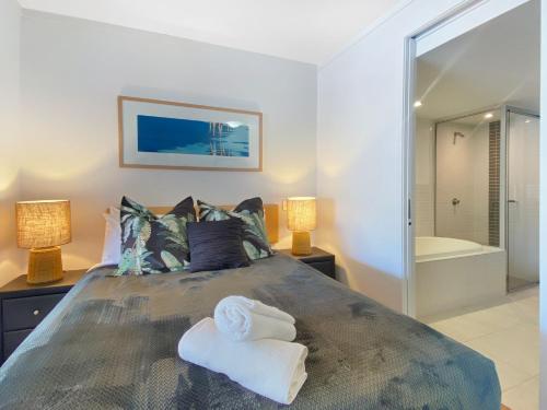 Blue on Blue Superior Studio Room 1221 في خليج نيللي: غرفة نوم عليها سرير وفوط